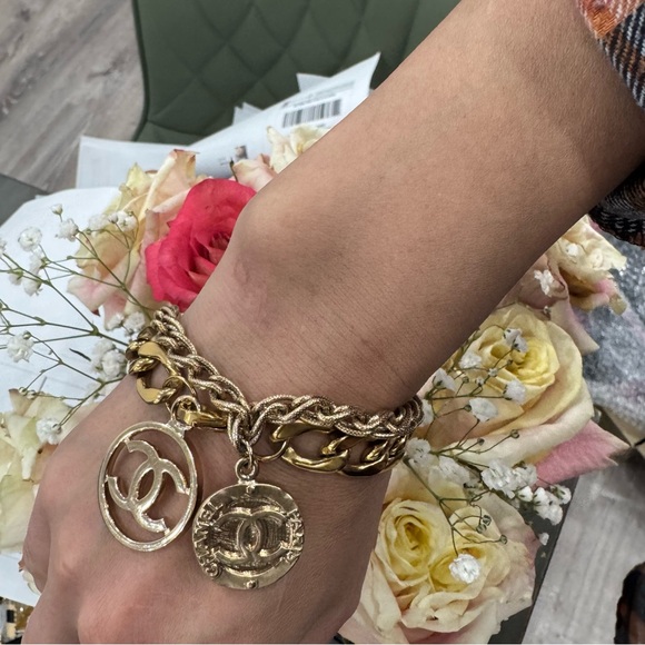 Authentic Chanel CC Logo Pendant w/ an unbranded Gold tone link chain bracelet - Picture 7 of 14